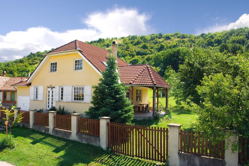 Bábakalács Villa Fony Exterior foto